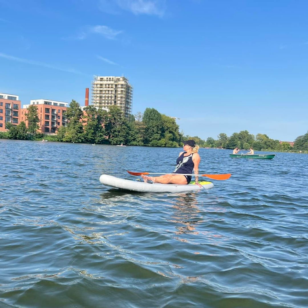 Kamilla odpoczywa nad wodą w Berlinie